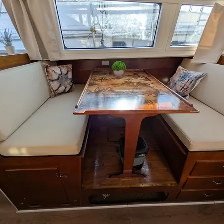 Over The Sea Botel *