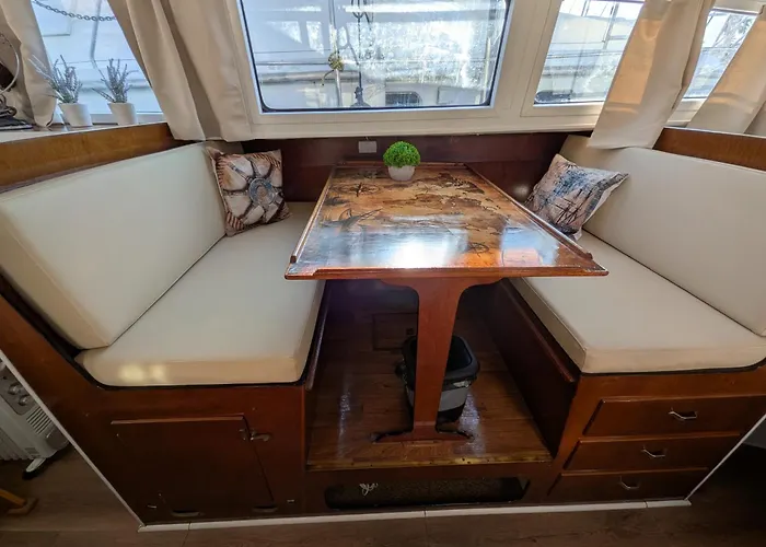 Over The Sea Botel *